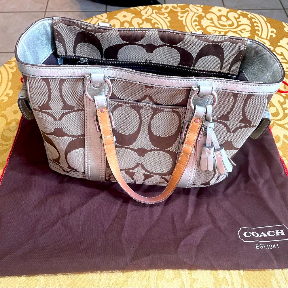 Classic 2000’s coach shoulder bag with metallic hardware